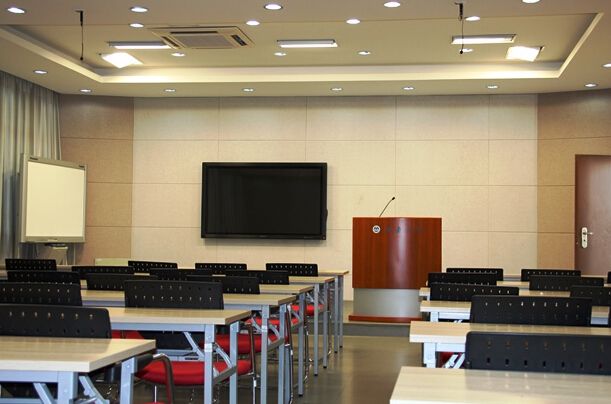 15中學(xué)隔音墻建成后，記者親自到現(xiàn)場(chǎng)體驗(yàn)隔音效果